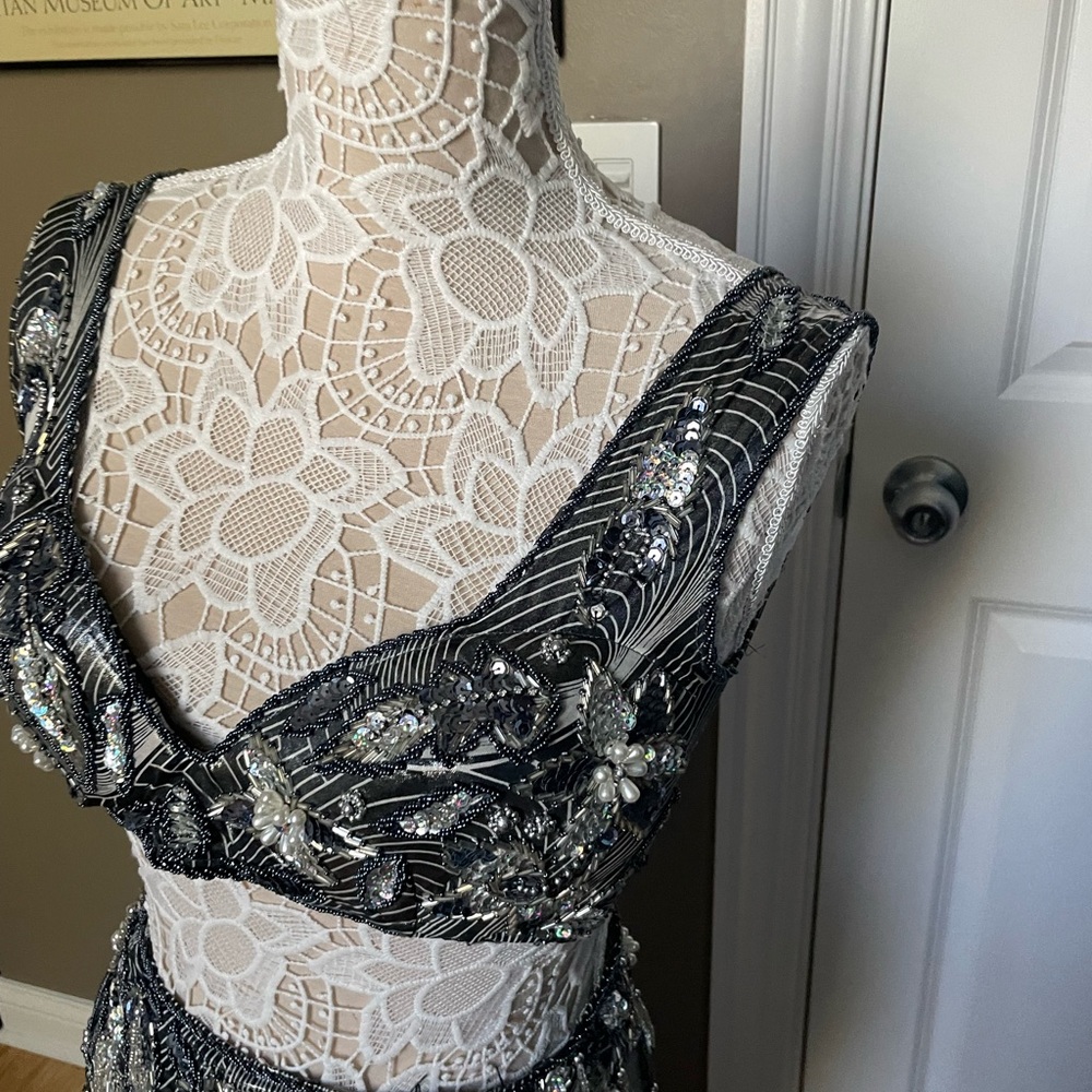 Silver metallic belly dance costume with asymmetrical sleeve - Picture 9 of 16